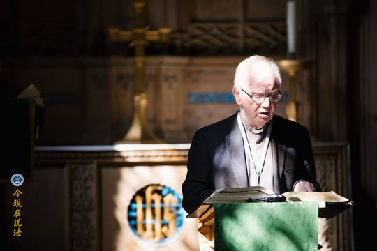 上午十一點，威爾士大學董事主席蘭道夫．托馬斯牧師主持祈禱儀式，強調愛與包容的重要性